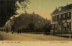 15073 Gezicht in de Dorpsstraat met bebouwing te Vreeswijk uit het noorden; met rechts de voorgevel van het ...